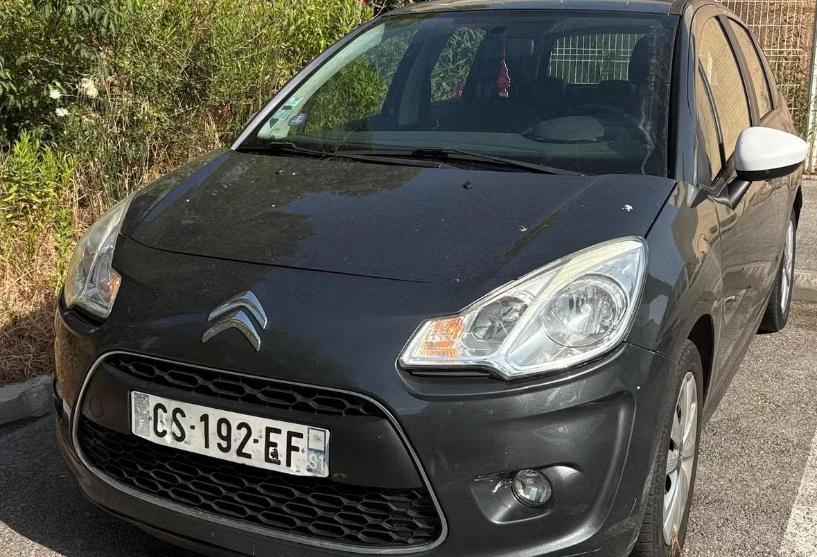 Citroen C3 noire à louer Var
