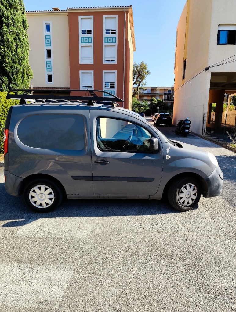 Renault Kangoo grise à louer