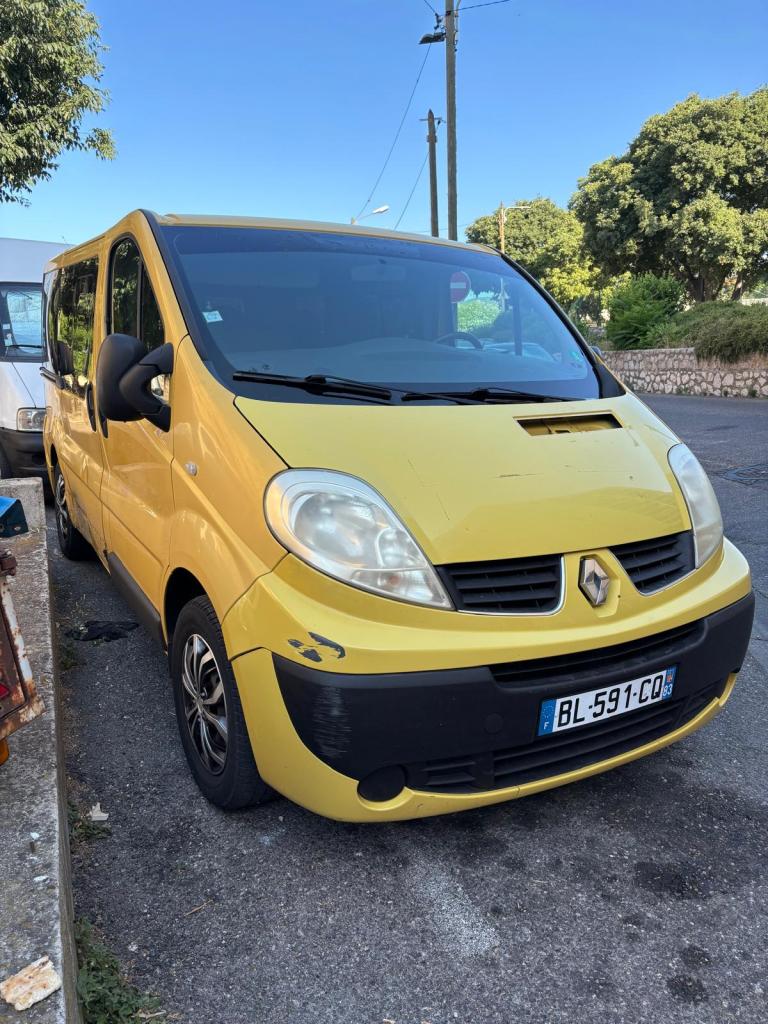 relault trafic passenger jaune à louer